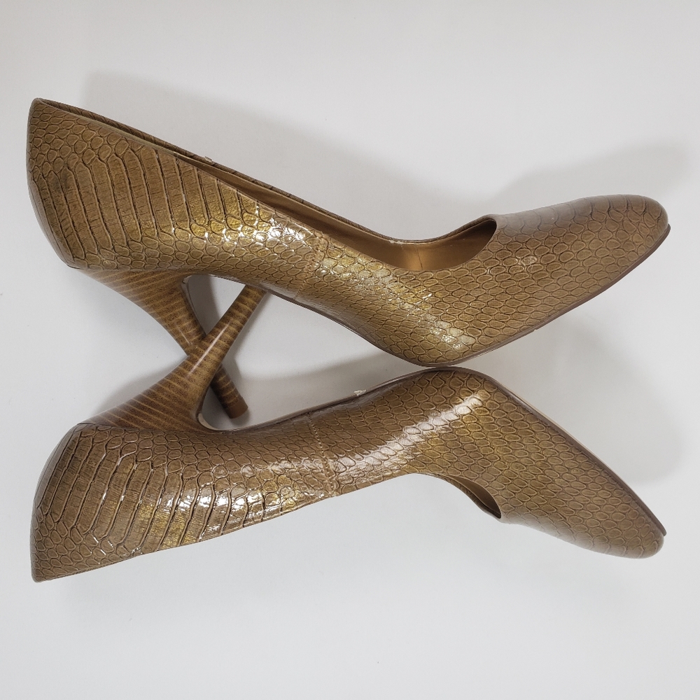 NEW Exchange by Charles David Embossed Tan Pumps - Picture 3 of 14